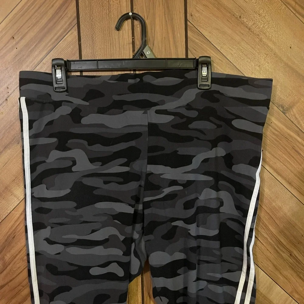 Torrid Plus Size 3X Black/Grey Camo Print Cropped Leggings